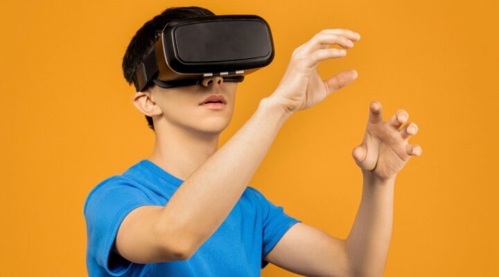 banner blog YOPPEN joven con casco de realidad virtual en el metaverso